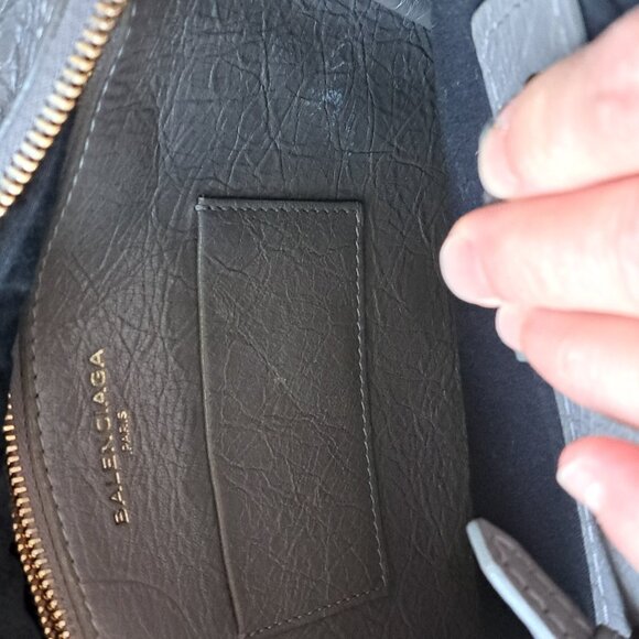Gorgeous BALENCIAGA Crossbody bag in gray - Picture 9 of 9
